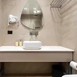 Hotel Enigma *